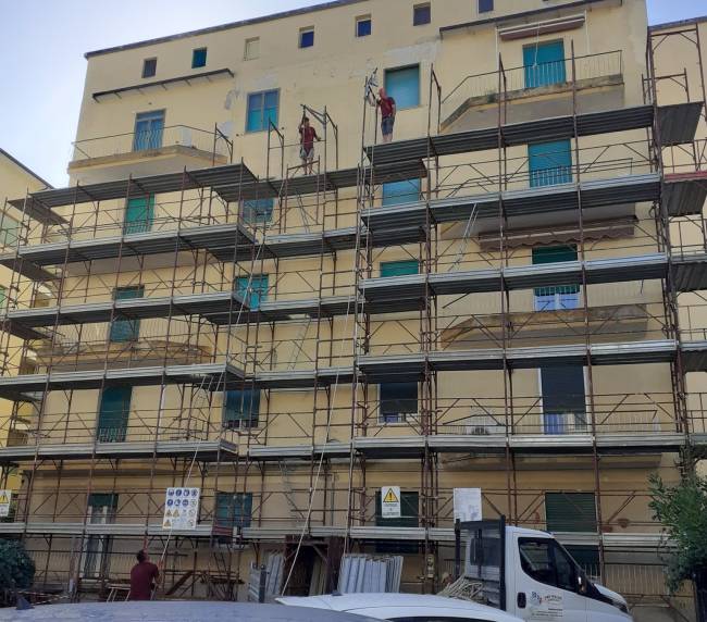 Rifacimento della facciata di un palazzo con ponteggio