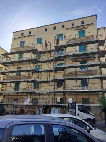 Rifacimento della facciata di un palazzo con ponteggio
