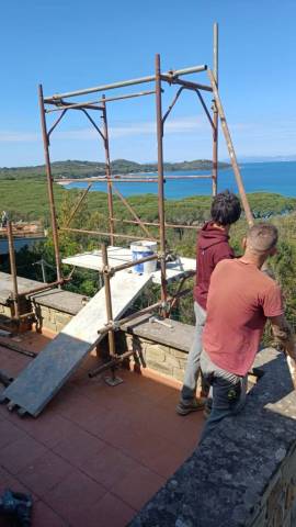 Montaggio di un ponteggio su una terrazza con vista mare