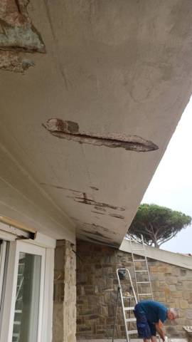 Sottobalcone in cemento armato danneggiato prima del ripristino