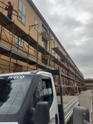 Furgone Edil POLO e ponteggio lungo la facciata di un edificio