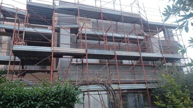 Ponteggio su edificio residenziale per lavori di facciata
