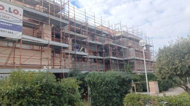 Vista del cantiere di rifacimento facciata su un complesso residenziale