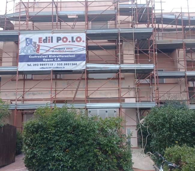 Facciata di un condominio con ponteggio e cartello di cantiere Edil POLO