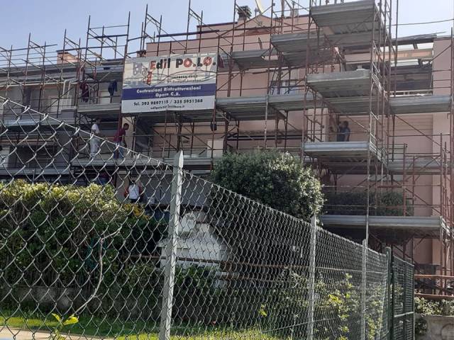 Cantiere di rifacimento facciata su un condominio con ponteggio