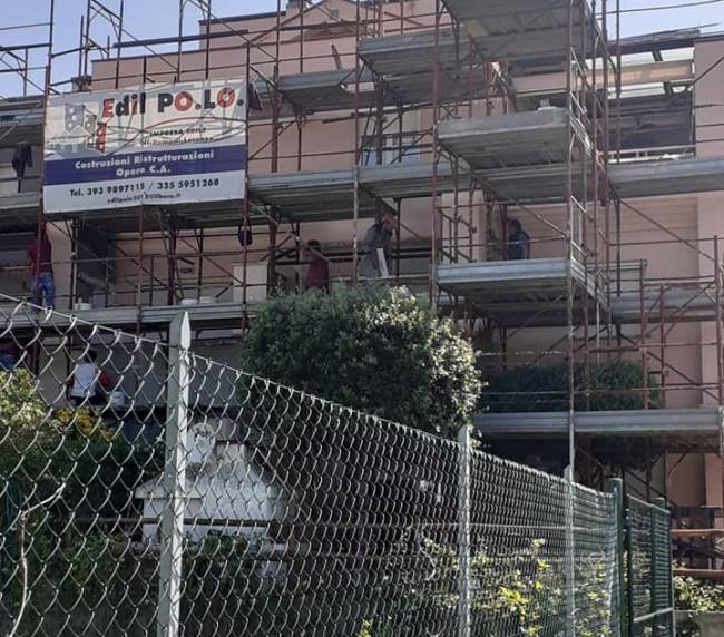 Ponteggio Edil POLO per il rifacimento della facciata di un condominio