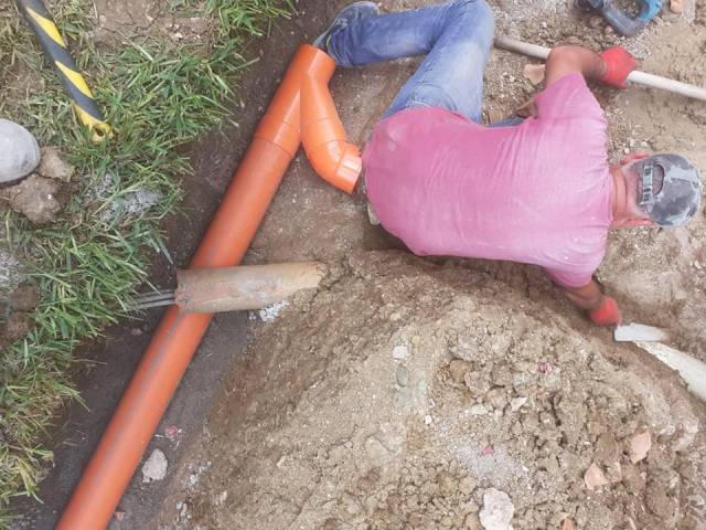 Posa di tubazioni di scarico in PVC in uno scavo