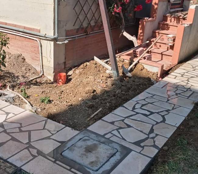 Vialetto in pietra a opus incertum e sistemazione degli spazi esterni