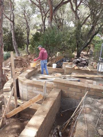 Costruzione di muretti in blocchi in un giardino