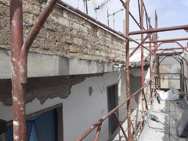 Ponteggio per il ripristino del cornicione e della facciata di un edificio