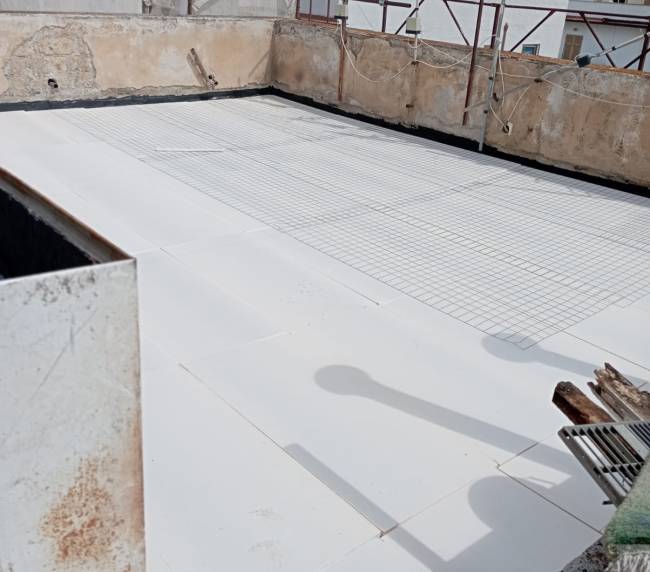 Posa di pannelli isolanti sul terrazzo di copertura di un edificio