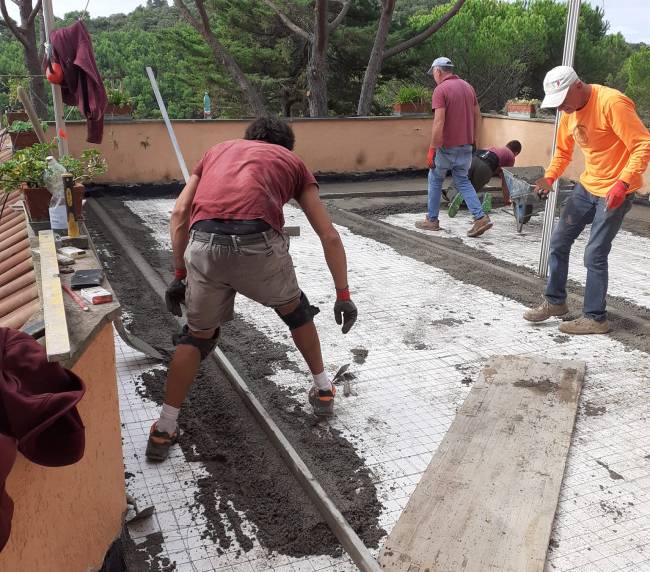 Realizzazione di massetto con rete elettrosaldata per il rifacimento di un terrazzo
