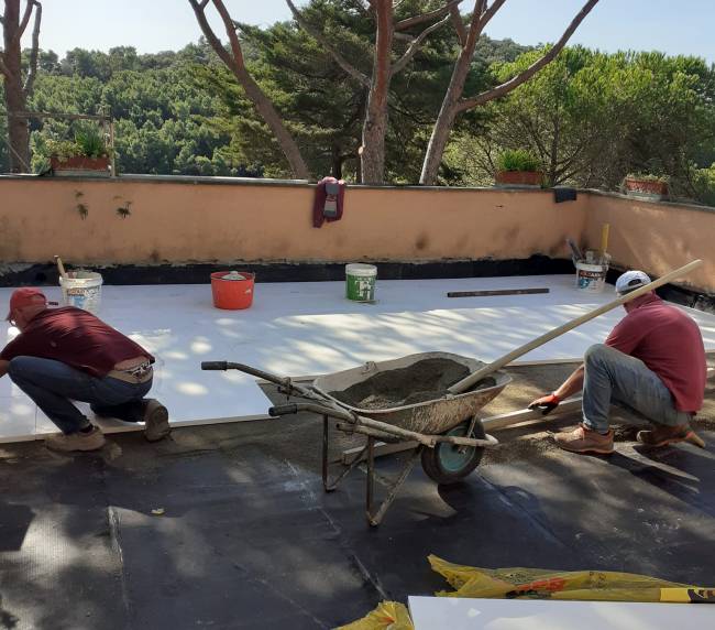 Impermeabilizzazione di un terrazzo: operai Edil POLO al lavoro sul massetto