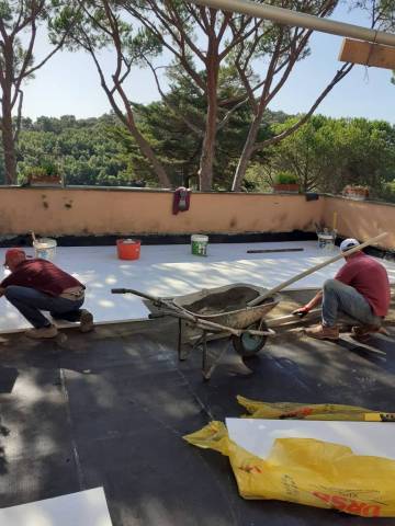 Impermeabilizzazione di un terrazzo: operai Edil POLO al lavoro sul massetto
