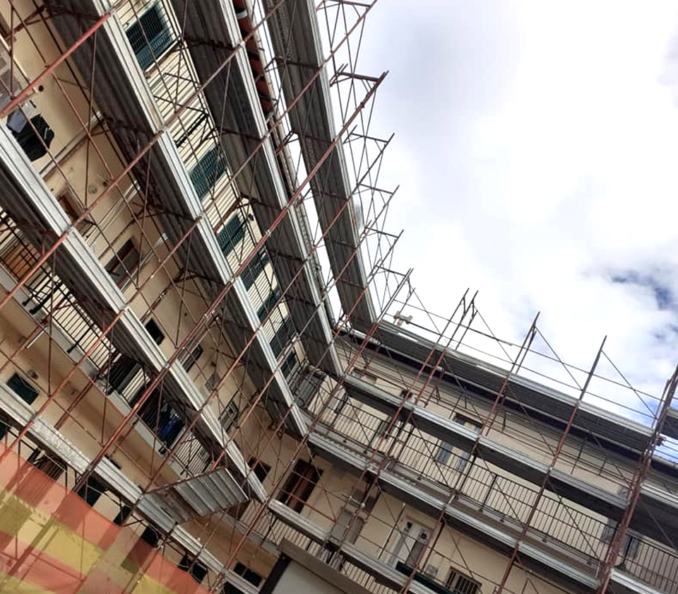 Ponteggio sulla facciata di un edificio residenziale durante i lavori di ristrutturazione