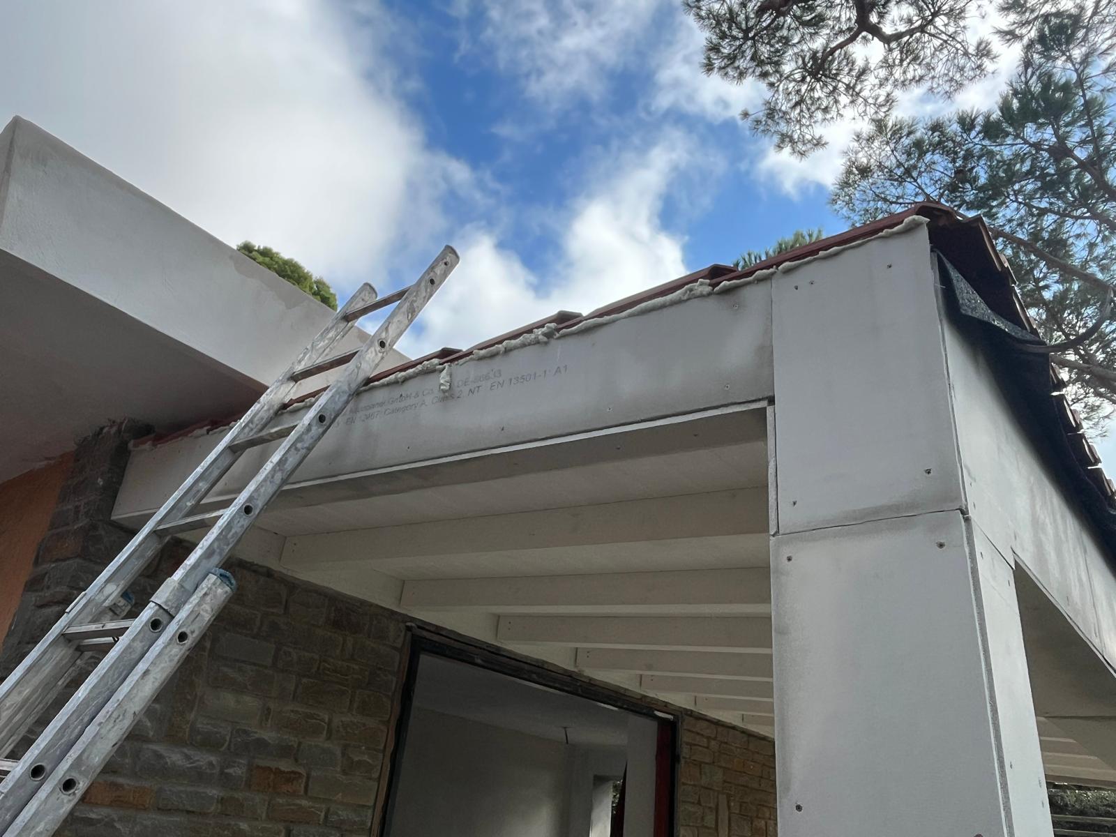 Rivestimento di cornicione e pilastro di una villa con muratura in pietra