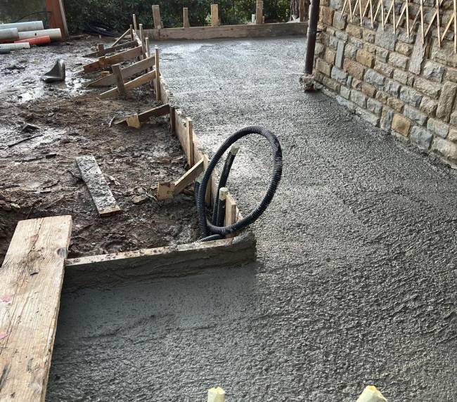 Getto di massetto in calcestruzzo per una pavimentazione esterna