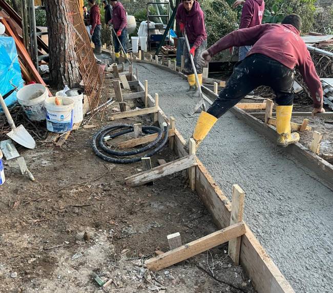 Squadra Edil POLO al lavoro sul getto di un vialetto in cemento