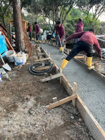 Squadra Edil POLO al lavoro sul getto di un vialetto in cemento