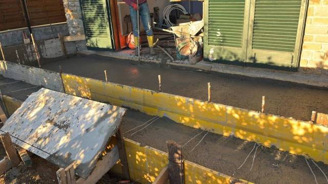 Casseforme per un cordolo in calcestruzzo davanti a una casa