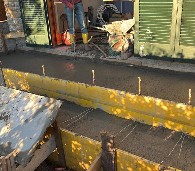 Casseforme per un cordolo in calcestruzzo davanti a una casa
