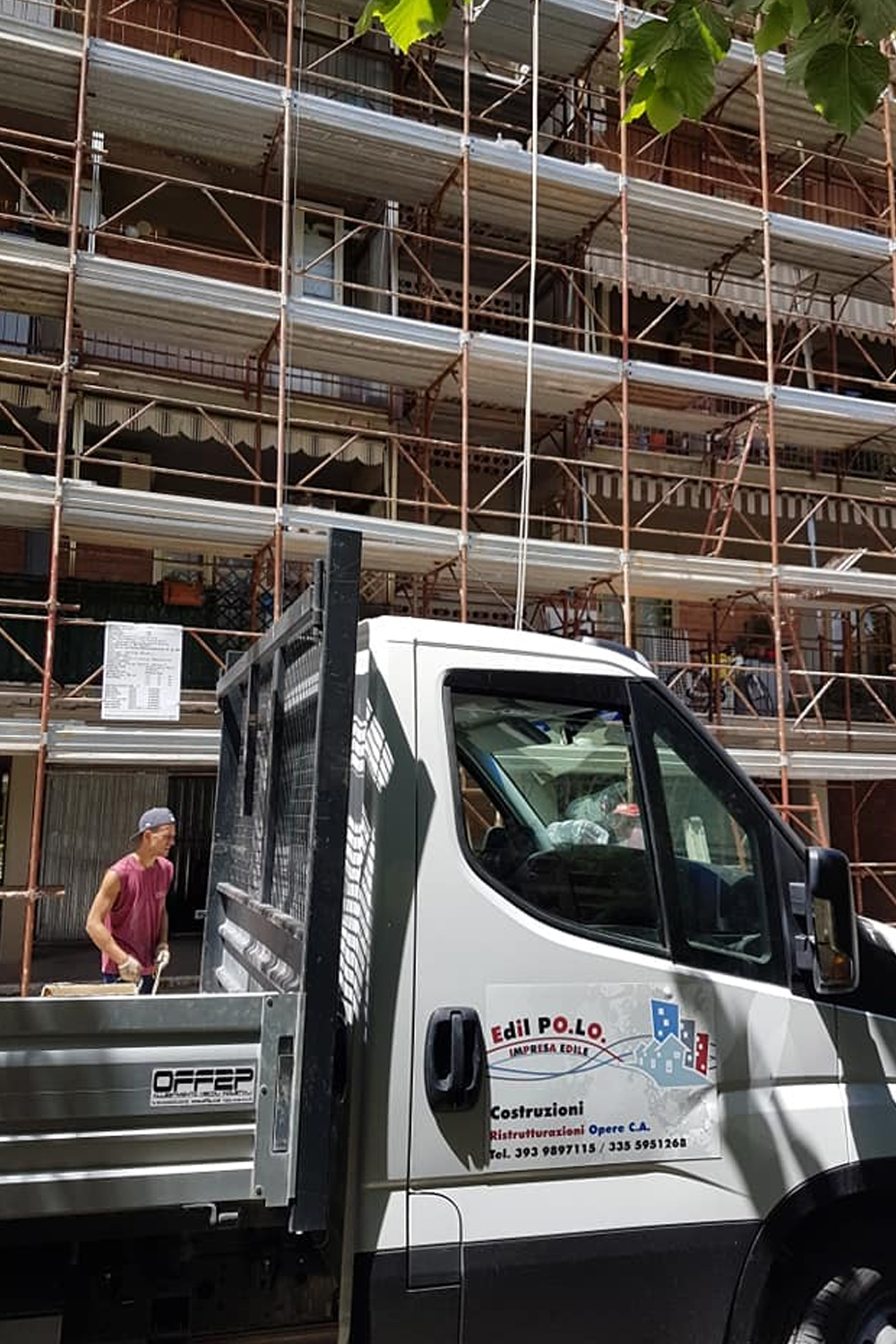 Cantiere Edil POLO: ponteggio per lavori sulla facciata di un condominio e furgone dell'impresa edile