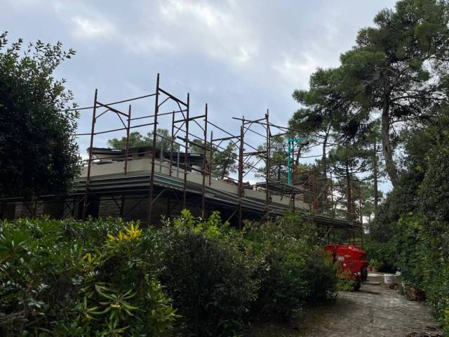 Ponteggio su una villa immersa nel verde
